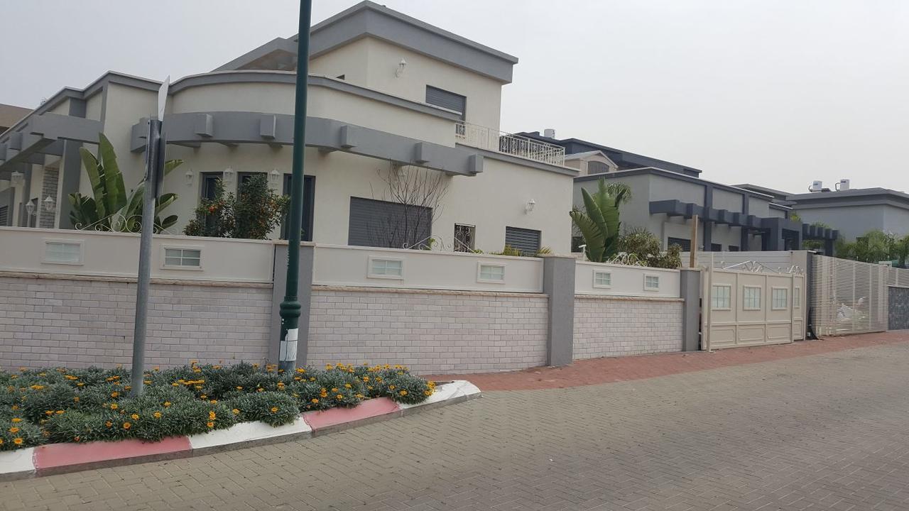 Regina'S Place Or Akiva Екстериор снимка